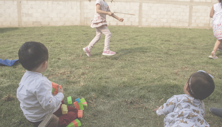 Niños en el jardín
